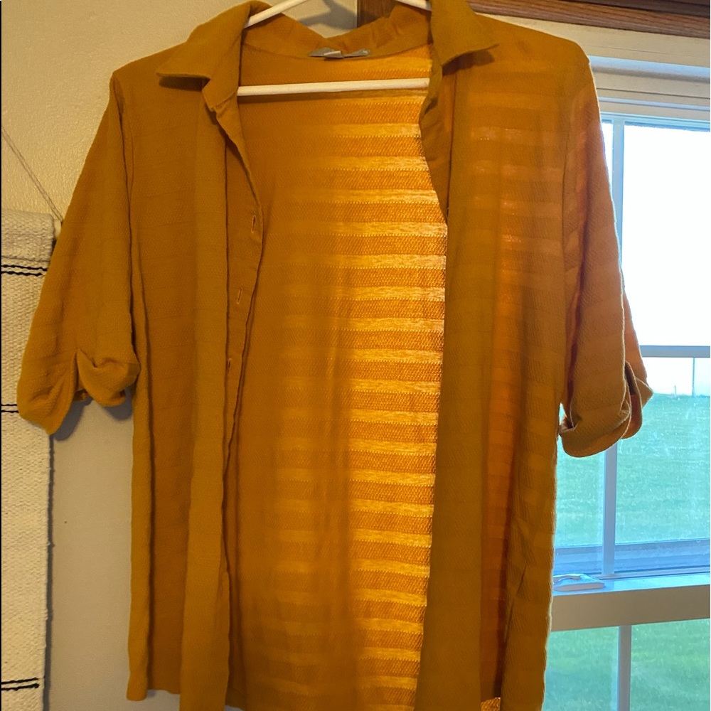 🎄Yellow button up - Picture 3 of 5